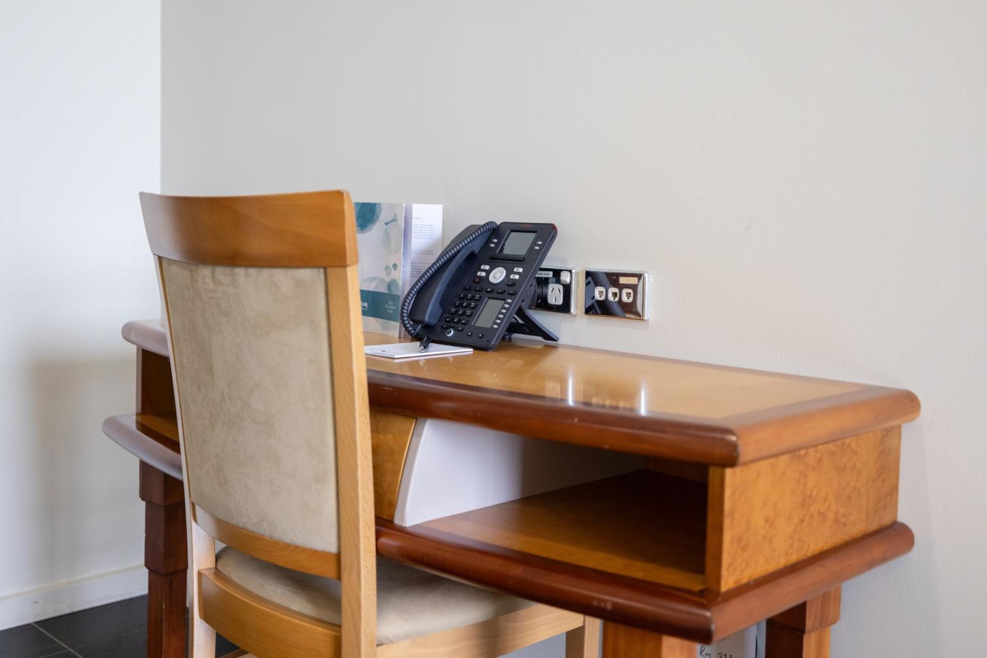 Mindil Beach Casino Resort Дарвін Екстер'єр фото A desk with a telephone