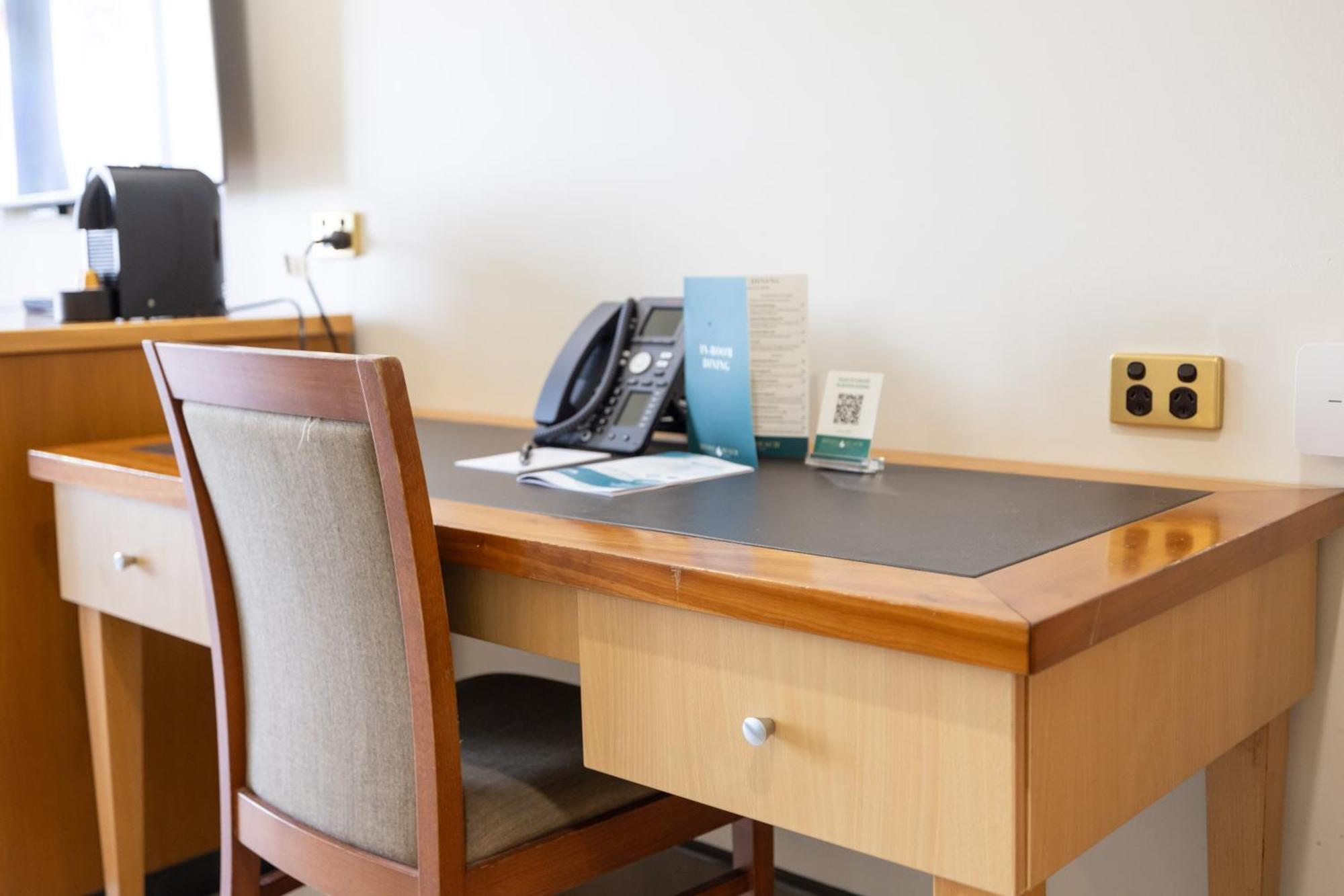 Mindil Beach Casino Resort Дарвін Екстер'єр фото A desk with a telephone