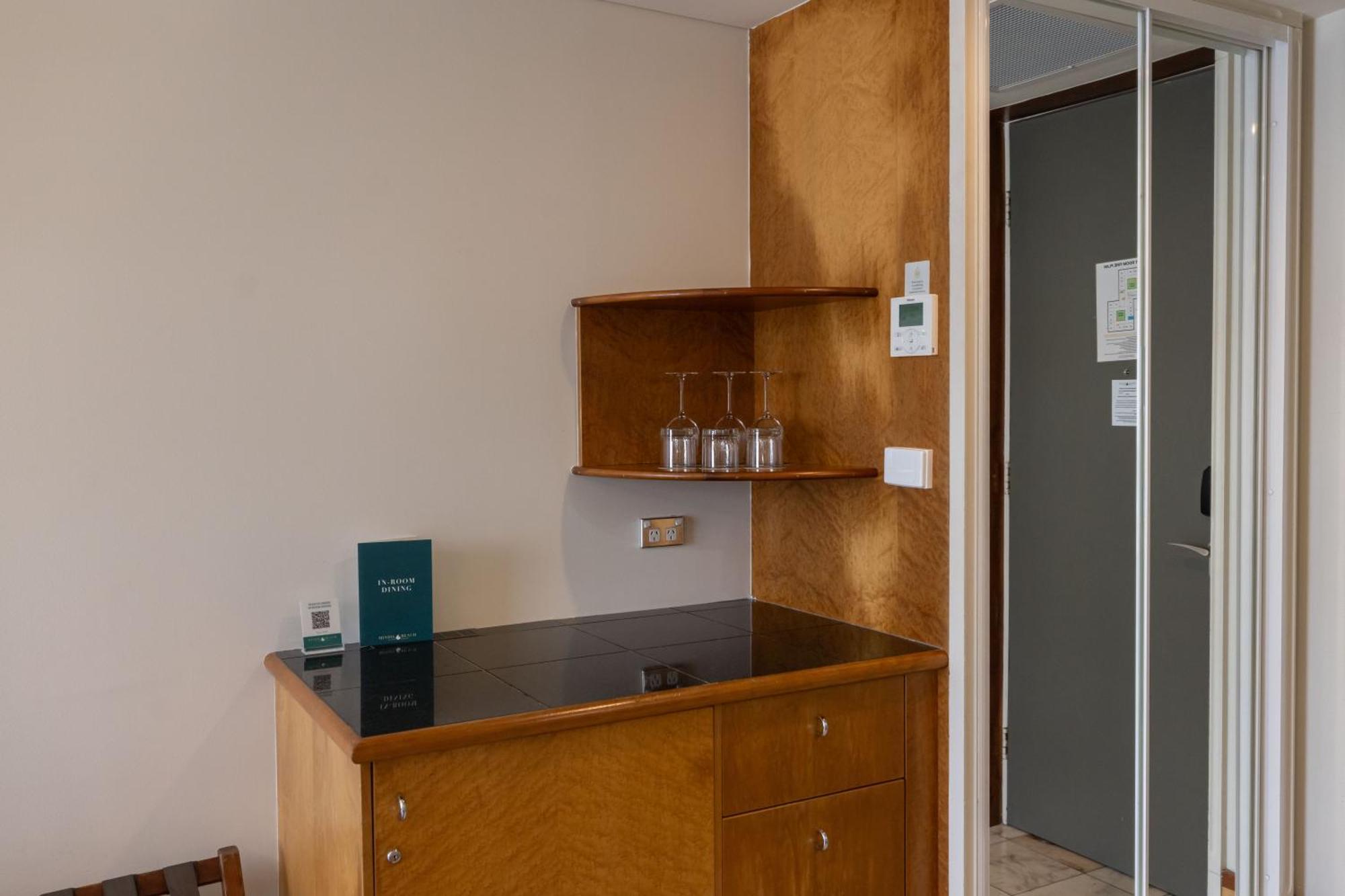 Mindil Beach Casino Resort Дарвін Екстер'єр фото A kitchenette in a hotel room