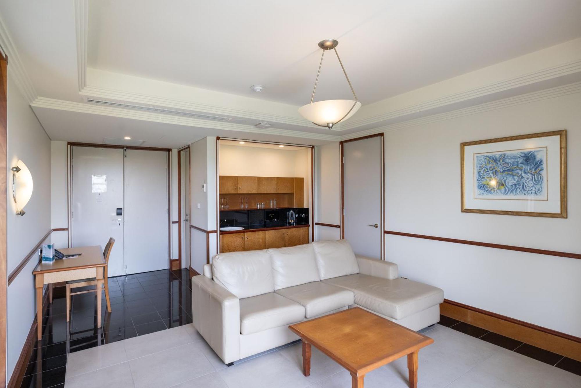 Mindil Beach Casino Resort Дарвін Екстер'єр фото A living room in a typical apartment