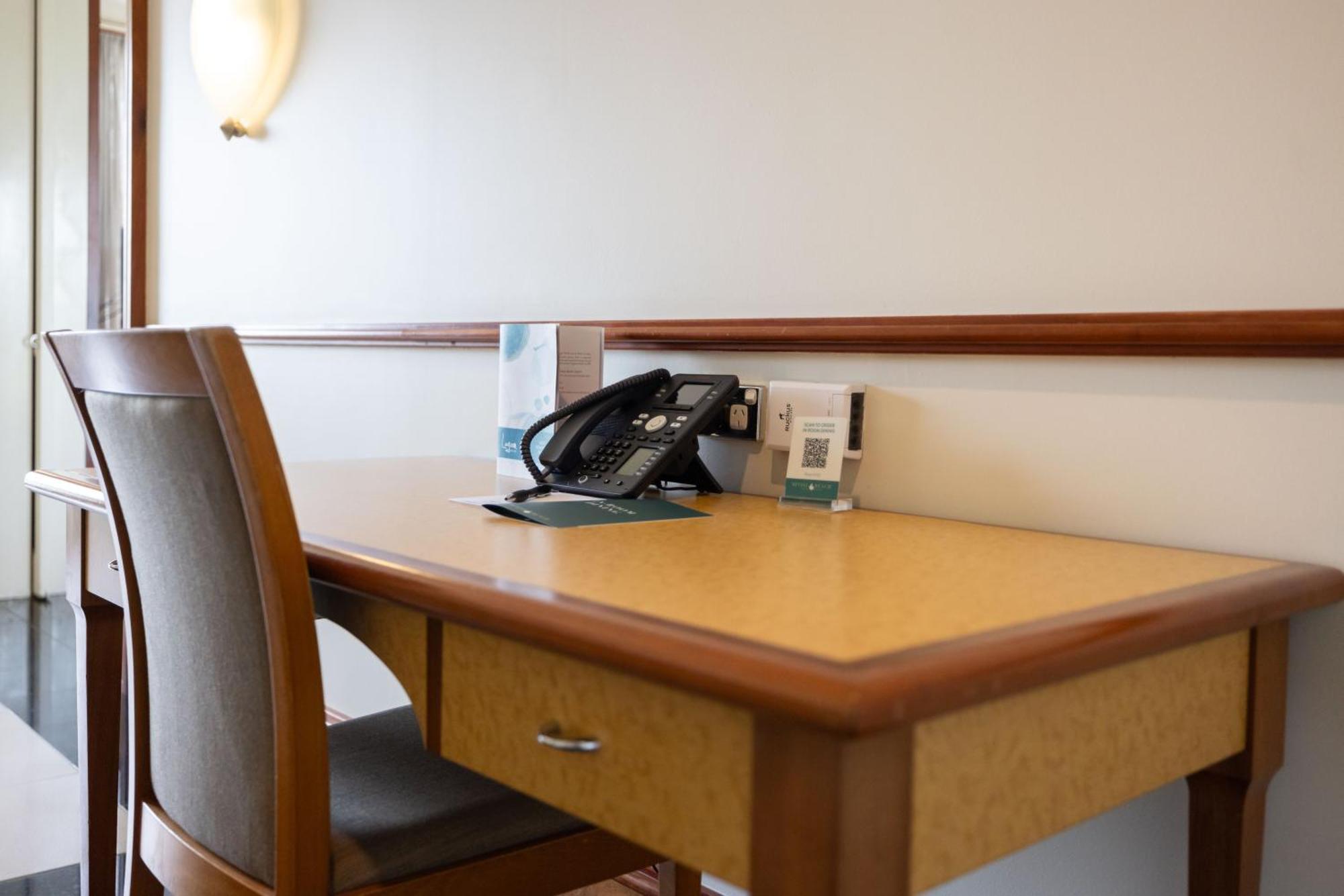 Mindil Beach Casino Resort Дарвін Екстер'єр фото A desk with a telephone