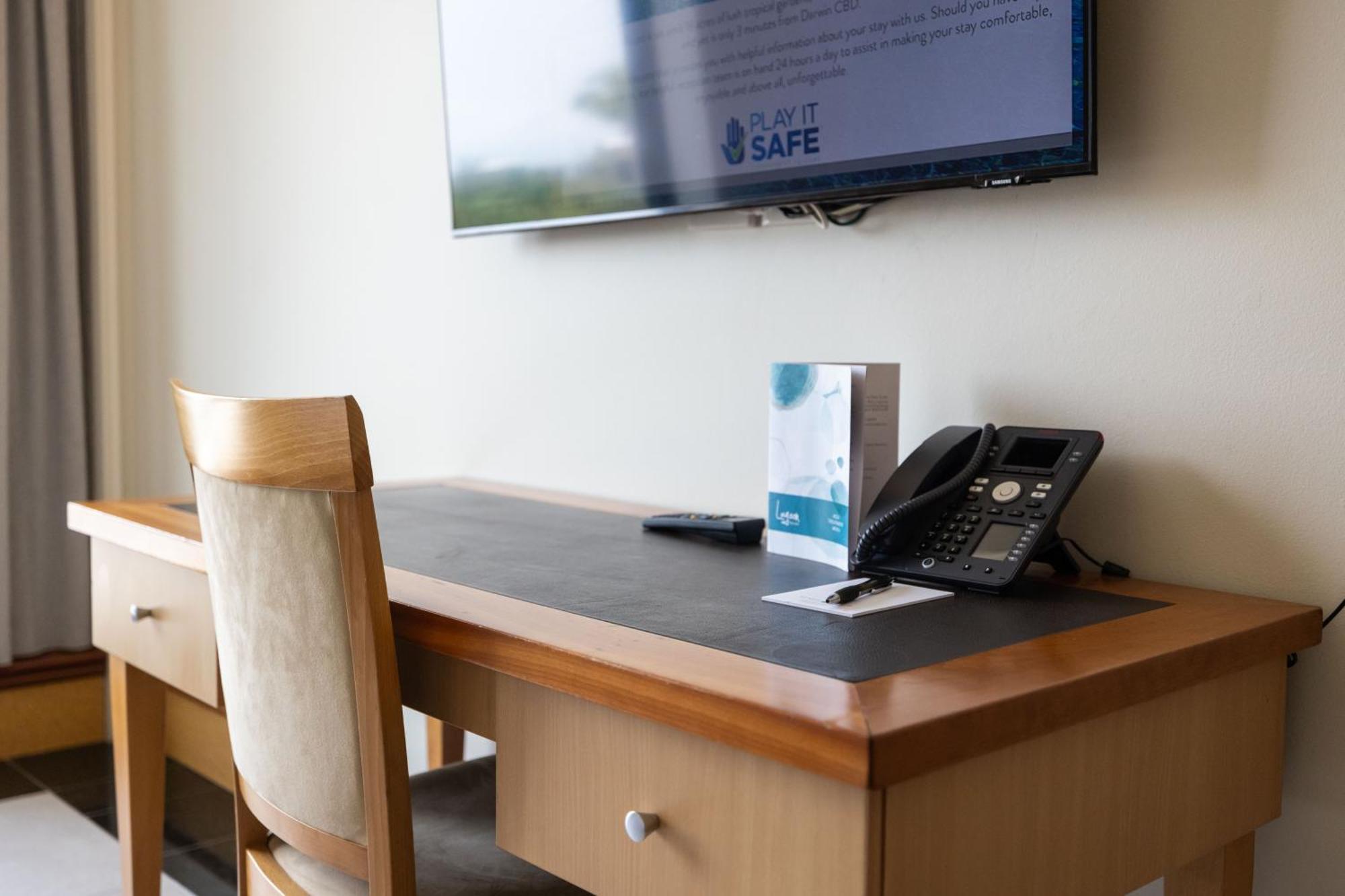 Mindil Beach Casino Resort Дарвін Екстер'єр фото A hotel room with a TV and telephone